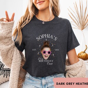 Puede incluir: Camiseta de color gris oscuro jaspeado con un gr&aacute;fico blanco que dice "Sophia's Est. 2004 21st Birthday Crew". Una foto de una persona con gafas de sol rosas est&aacute; en el gr&aacute;fico.