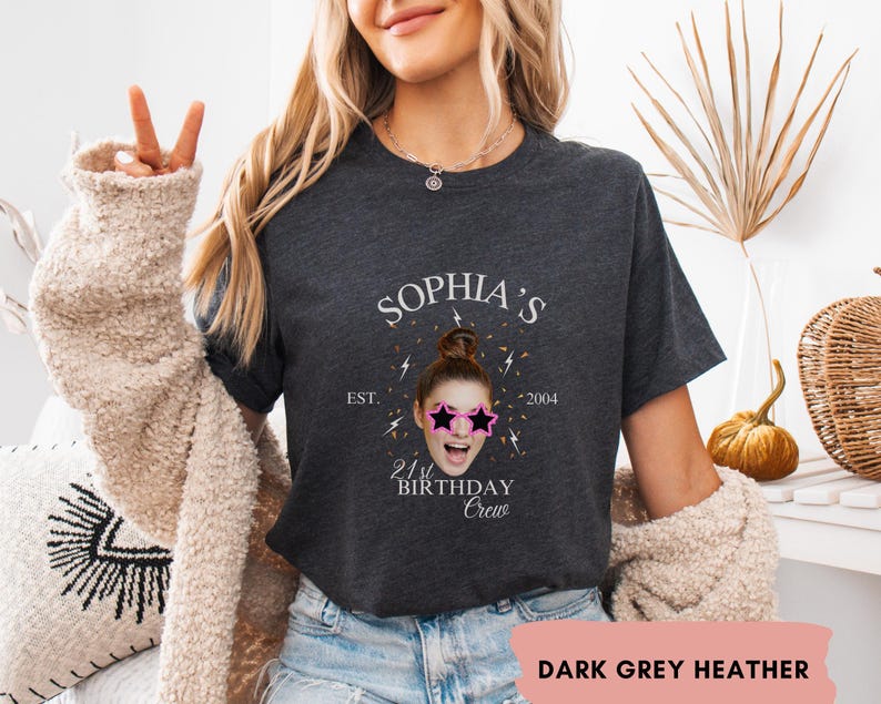 Puede incluir: Camiseta de color gris oscuro jaspeado con un gr&aacute;fico blanco que dice "Sophia's Est. 2004 21st Birthday Crew". Una foto de una persona con gafas de sol rosas est&aacute; en el gr&aacute;fico.