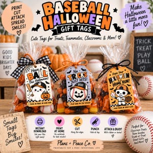 Può includere: Tre sacchetti di plastica trasparente riempiti con caramelle arancioni e nere, ciascuno legato con un nastro e un'etichetta decorativa. Le etichette presentano illustrazioni di Halloween a tema baseball e vari testi.