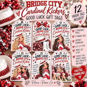 Op de afbeelding: Een set van 12 printbare cadeaulabels getiteld Bridge City Cardinal Kickers, met illustraties van cheerleaders in witte hoeden en rode outfits, pompons en motiverende teksten. De digitale download bevat PDF-pagina's van 21,59 cm bij 27,94 cm.