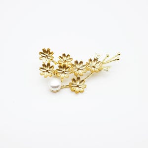 Broche de perla con pétalos de flor dorada • Broche de pecho dorado • Broche dorado • Regalo navideño • Unisex • Dorado