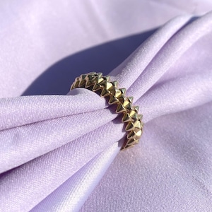 14K Gold Spike Ring: Geometrisch Strukturband mit Zirkon