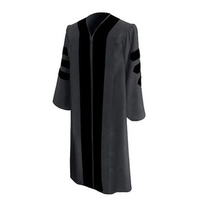 Peut inclure: Une robe académique grise avec des bordures en velours noir sur les manches et sur le devant. La robe a une fermeture éclair.