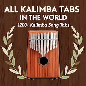 Puede incluir: Un kalimba de madera con 17 lengüetas metálicas, etiquetadas con notas musicales. El kalimba está rodeado de hojas verdes sobre un fondo de madera marrón. El texto "ALL KALIMBA TABS IN THE WORLD 1200+ Kalimba Song Tabs" se muestra sobre el kalimba.