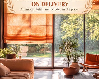 Pode incluir: Uma sala de estar com um sofá bege, uma mesa de centro escura com um livro e uma planta em vaso. Grandes janelas cobertas por persianas romanas de tecido laranja. Uma placa branca com texto castanho diz USA SHIPPING NO EXTRA CUSTOMS FEES ON DELIVERY.