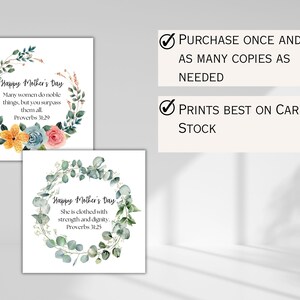 Puede incluir: Dos tarjetas imprimibles con coronas de flores y citas inspiradoras para el D&iacute;a de la Madre. La primera tarjeta presenta una corona de flores rosas, azules y amarillas con la cita "Muchas mujeres hacen cosas nobles, pero t&uacute; las superas a todas. Proverbios 31:29". La segunda tarjeta presenta una corona de hojas verdes con la cita "Ella est&aacute; vestida de fuerza y dignidad. Proverbios 31:25".