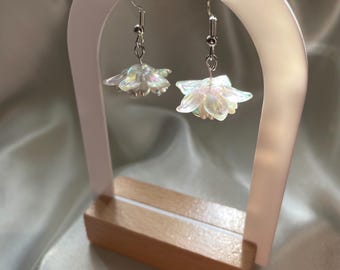 Pendientes de flores iridiscentes blancas