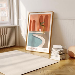 Stampa artistica dell'Oasi marocchina, design di archi e piscine, arte murale dai toni caldi, estetica Galerie Boheme, stampa artistica da parete su carta opaca.