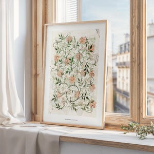 Könnte beinhalten: Ein gerahmter botanischer Druck mit einem zarten Blumenmuster mit weißen und pfirsichfarbenen Blüten und grünen Blättern. Der Druck ist auf weißem Hintergrund gehalten und hat ein schlichtes, elegantes Design.