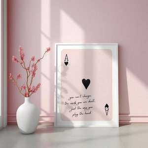 Cita inspiradora de Ace of Hearts, póster enmarcado en rosa, arte de cartas motivacionales, impresión de pared de ofertas de vida de Play the Hand, impresión de naipes.