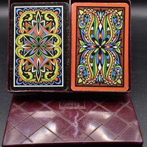 Jeu de 2 cartes à jouer Merrigold Press vintage - Dans un étui en plastique rigide bordeaux