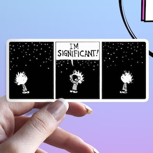 Puede incluir: Una pegatina de cómic en blanco y negro con un personaje mirando un cielo nocturno estrellado. El personaje dice "¡Soy significativo!" en un globo de pensamiento.