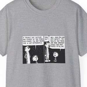 Infinity T-Shirt: Calvin & Hobbes Star-Gazing Cotton Space Shirt - T-shirt unisex, abbigliamento di qualità, comodo abbigliamento a maniche corte con scollo a giro