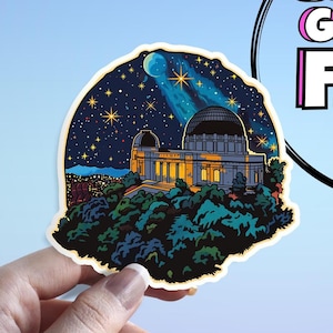 Könnte beinhalten: Ein Aufkleber mit einer detaillierten Illustration des Griffith Observatory in Los Angeles, Kalifornien. Das Observatorium ist vor einem sternenklaren Nachthimmel mit einer Mondsichel und einem Kometen dargestellt. Der Aufkleber ist von einem weißen Rand umgeben.