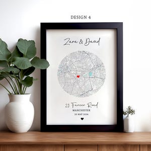 Puede incluir: Una impresión enmarcada en negro con fondo blanco. La impresión presenta un mapa de una ciudad con un corazón rojo marcando una ubicación. El texto "Zara & David" está en la parte superior de la impresión. Debajo del mapa, el texto dice "23 Farceer Road, Manchester, 20 de mayo de 2024".