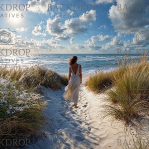 Könnte beinhalten: Eine Person in einem fließenden weißen Kleid geht auf einem sandigen Pfad auf das Meer zu. Hohe Gräser säumen den Weg, und der Himmel ist voller Wolken. Die Sonne scheint hell über dem Wasser und schafft eine ruhige Strandszene.