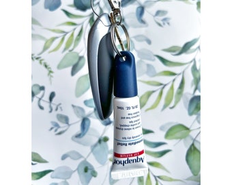 Tapa de llavero Aquaphor - Reparación de labios Aquaphor 0.35 FL OZ(10mL) - Soporte para bálsamo labial - Accesorio para bolso - Accesorio para cordón - Llavero con brillo labial