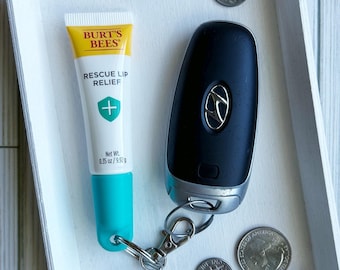 Llavero con tapa de Burt's Bees - Porta bálsamo labial - Llavero con bálsamo labial - Porta bálsamo labial - Llavero con brillo labial - Accesorios para el coche - Carrete de insignia de enfermera