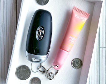 EOS Lip Gloss - Soporte de bálsamo labial - Llavero de soporte Chapstick - Llavero de bálsamo labial – Accesorios para automóviles – Accesorios de viaje lindos - Bálsamo labial EOS