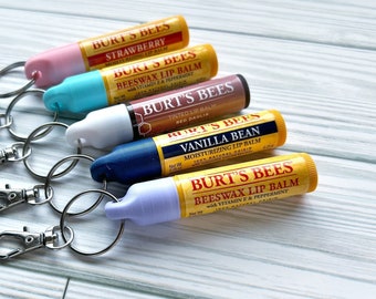 Llavero de bálsamo labial de Burts Bees - Lindos accesorios de llavero - Regalo para adolescentes - Regalo útil - Llavero de viaje - Accesorio de mochila para bálsamo labial