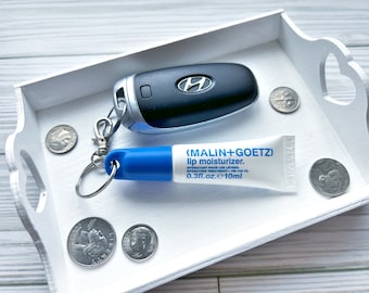 Malin+Goetz Lip Moisturizer - Soporte de bálsamo labial - Llavero de soporte Chapstick - Guardián de bálsamo labial - Llavero de bálsamo labial – Accesorios para automóviles - Cuidado de labios