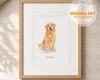 Puede incluir: Una pintura en acuarela enmarcada de un perro golden retriever sentado, con el nombre Willow impreso en texto negro debajo de la ilustración. La obra está dentro de un marco de madera clara con un borde de paspartú blanco.