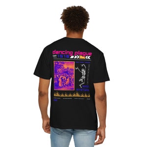 Könnte beinhalten: Schwarzes T-Shirt mit einem grafischen Druck eines tanzenden Skeletts und einer Vintage-Illustration. Der Text "dancing plague of 1518" ist in Pink und Blau gedruckt. Der Text "mass hysteria" ist in Blau gedruckt.