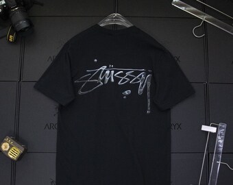 Stussy Tendance de la mode Liquid Mercury Letter Print T-shirt pour hommes Classique rétro en coton Couple T-shirt chanceux Street Cool Manches courtes et cadeaux