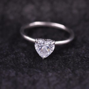 E Color VVS2 Clarity IGI Certified Heart Shape Excellent Cut Lab Grown Diamond Solitaire Engagement Ring 14K Solid Gold Bridal Proposal Ring