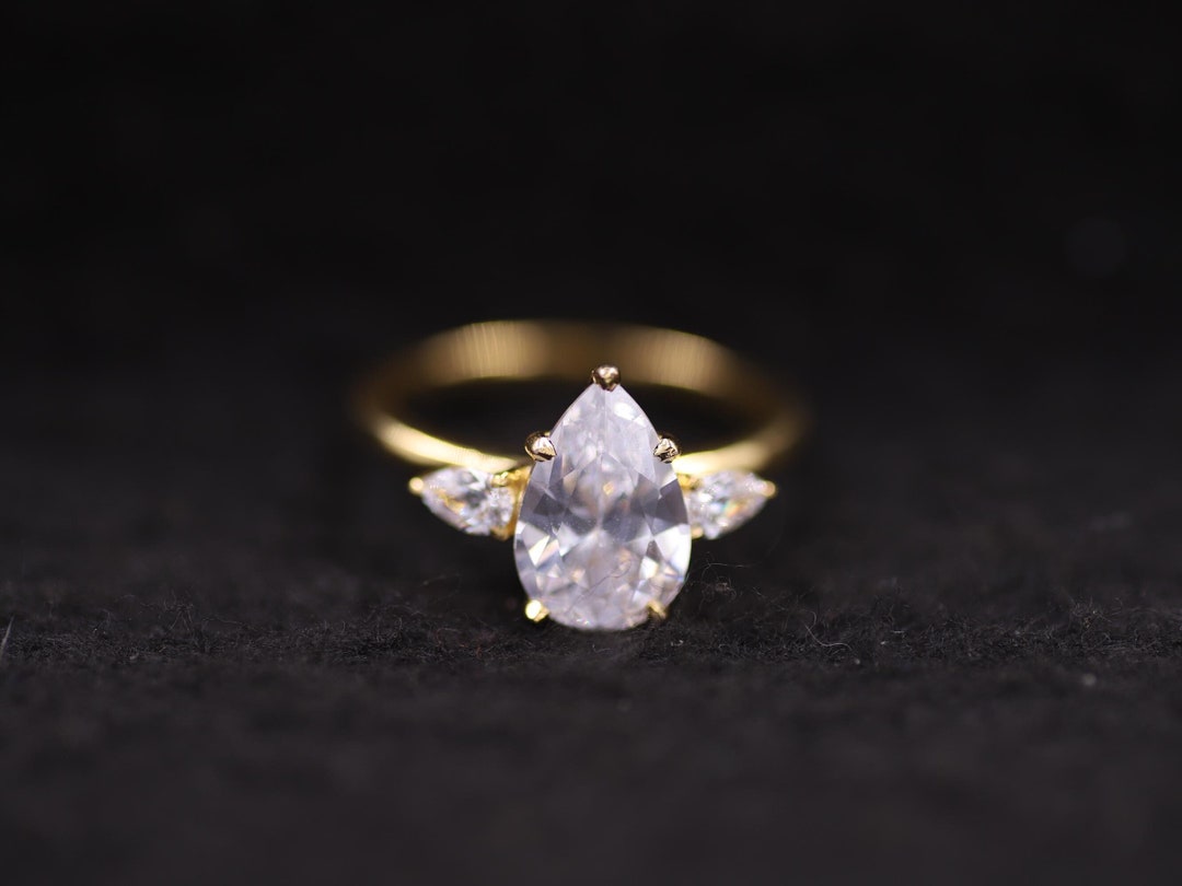 Pear Lab Grown Diamond Engagement Ring, 18k Gold Three Stone Ring - Etsy