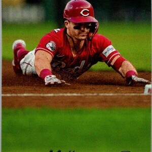 Può includere: Carta di baseball con Matt McLain in uniforme rossa che scivola verso una base. La carta ha il logo "Stadium Club" in alto e il nome di McLain in basso. Il giocatore indossa un casco rosso con una "C" bianca.