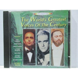 Könnte beinhalten: CD-Hülle für "The World's Greatest Voices Of The Century" mit Jose Carreras, Mario Lanza, Enrico Caruso, Luciano Pavarotti, Ezio Pinza, Placido Domingo und Richard Tauber. Das Cover ist grün mit Porträts der Sänger.