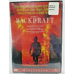 Può includere: DVD del film "Backdraft" con Kurt Russell, William Baldwin e Scott Glenn. La copertina mostra un pompiere in silhouette contro uno sfondo di fiamme. Il DVD è widescreen e sigillato.