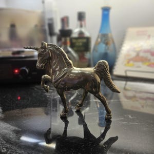 Estatueta de unicórnio vintage em latão maciço – Decoração de fantasia de meados do século