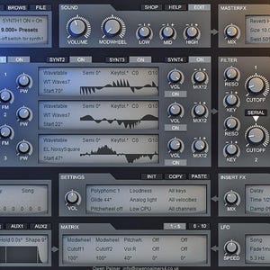 Op de afbeelding: Een digitale audio workstation-interface met tal van knoppen, schuifregelaars en knoppen. De interface is donkergrijs met blauwe accenten en tekstlabels. Het bovenste gedeelte toont "SynthModern" en "TONE2 ELECTRA2".