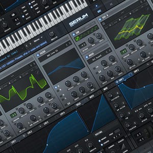 Op de afbeelding: Een screenshot van de interface van de Serum synthesizer-software. De interface is donkergrijs met blauwe en groene accenten. De interface bevat een toetsenbord, meerdere knoppen, schuifregelaars en knoppen. De tekst "SERUM" wordt weergegeven in witte letters op een blauwe achtergrond.