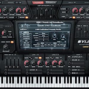 Op de afbeelding: Een zwarte en grijze virtuele analoge synthesizer met een toetsenbord, knoppen en een scherm met menu-opties. Het scherm toont "Sylenth 1770+ Soundbanks" en "1400 Individual Presets Packs". De synthesizer heeft een houten frame.