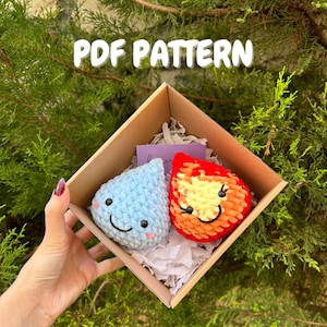 Może przedstawiać: Zestaw pluszowych zabawek w kształcie kropli wody i płomienia, wykonanych na szydełku w kolorze niebieskim i czerwonym, w brązowym pudełku z białym papierem do pakowania. Zabawki mają uśmiechnięte buźki. Na pudełku widnieje napis "PDF PATTERN".