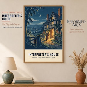 Może przedstawiać: Oprawiony plakat podróżniczy w stylu vintage zatytułowany Interpreter's House, przedstawiający nocną scenę z domem z muru pruskiego, podróżnikiem z plecakiem, półksiężycem oraz tekstem Stay a Night at the Interpreter's House, Excellent Things Shown to Every Pilgrim.