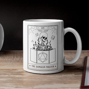 Caneca do "mestre Dungeon" dos Dungeons e dos dragões de <br> Entrega Rápida? Copa | Presente Dnd | Presente do Mestre da Masmorra | D20 | D&D | Dados | Design de RPG de mesa | Tarô |