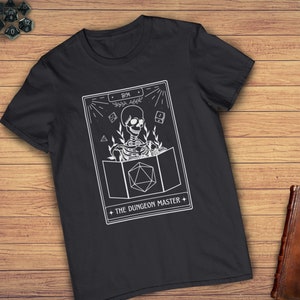 Camiseta unissex Dungeons and Dragons "Dungeon Master" | Presente Dnd | Presente do Mestre da Masmorra | D20 | D&D | Dados | Design de RPG de mesa | Tarô |
