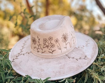 ULTIMO PEZZO! Cappello Fedora a tesa larga in finta pelle scamosciata con decorazione floreale disegnata a mano.