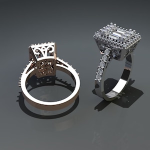 Op de afbeelding: Twee verlovingsringen, een met een vierkante diamant en een filigraan setting, en de andere met een vierkante diamant en een eenvoudige band.