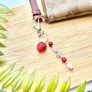 Lindo dije para bolso con fresas y cuentas, llavero con temática floral y frutal, colgante de bayas estilo cottagecore, accesorio único y caprichoso para billetera.