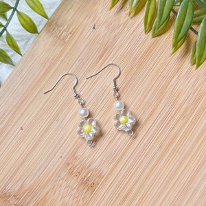 cute simple acrylic daisy earring, yellow flower accessory, sterling silver lightweight jewelry, pastel floral gift ideas, simple gift idea