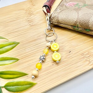 Lindo dije para bolso con cuentas de limón, llavero con temática floral y frutal, colgante estilo cottagecore para amantes del limón, accesorio para billetera con un toque cítrico.
