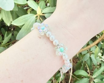 Braccialetto di perline con margherite e perle, delicato gioiello floreale naturale, accessorio floreale con margherite primaverili, regalo per damigelle d'onore