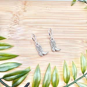 zierliche Cowboy-Stiefel-Charm-Huggie-Creolen, Küsten-Cowgirl-Rodeo-Schmuck, minimalistisches Accessoire für Western-Liebhaber, südländische ästhetische Anhänger