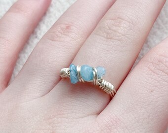 Bague en cristal enveloppée de fil de fer, bijoux en pierre de calcédoine bleue, accessoire de pierre précieuse bohème terreux, bande empilable en argent, cadeau pour amis hippies