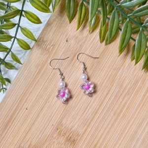 cute simple acrylic daisy earring, pink  flower accessory, sterling silver lightweight jewelry, pastel floral gift ideas, simple gift idea